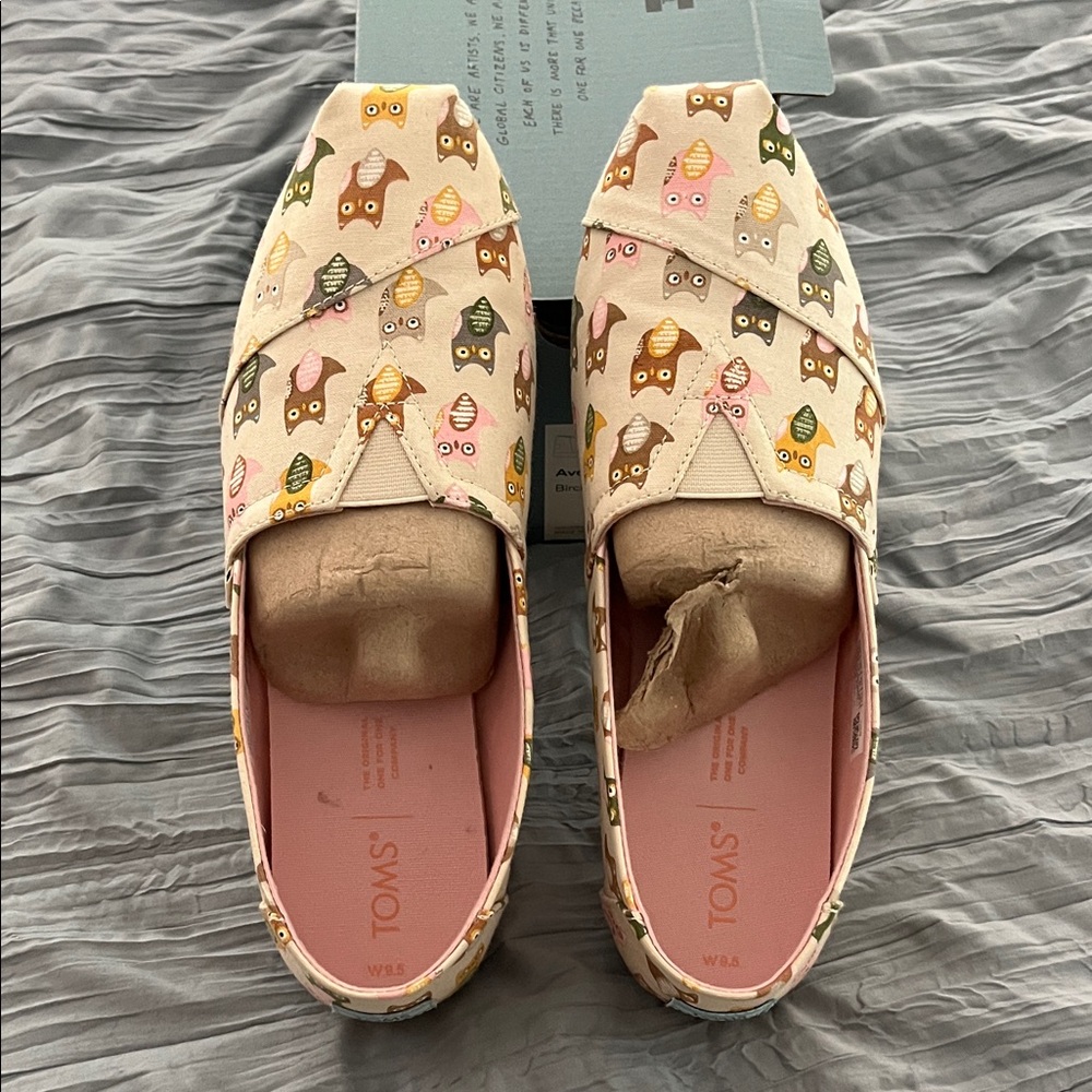 Toms Women's Cream Owl Pattern Flats